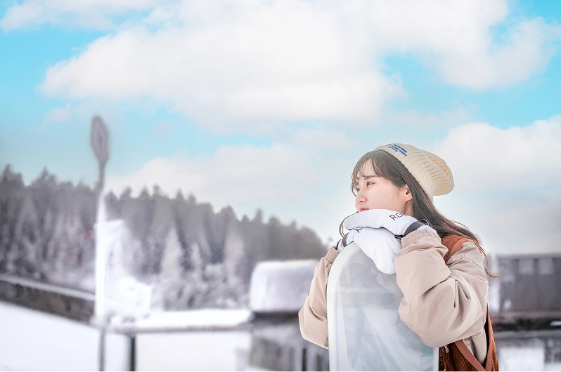 スキー場にいる女性の写真